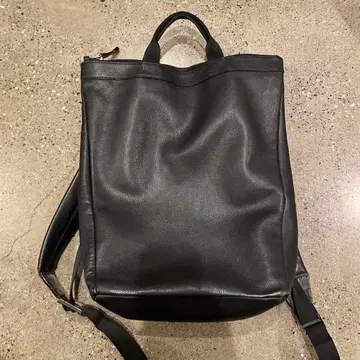 COS 가죽 백팩