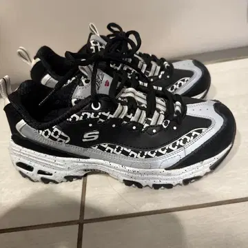 스케쳐스 D'Lites 블랙/실버 DVF 로고 포함