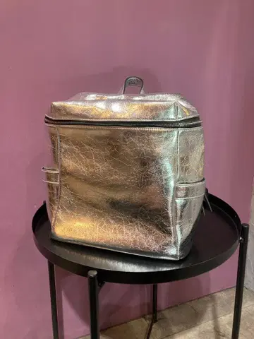 메탈릭 실버 숄더백