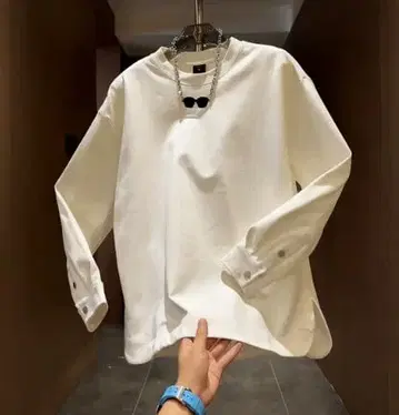 화이트 긴팔 심플 상의