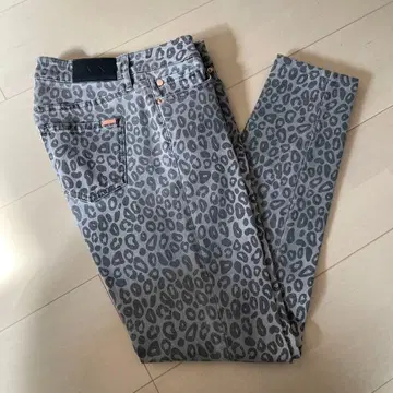 Armani Exchange 레오파드 무늬 스키니 팬츠