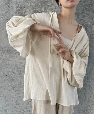 크림색 벌룬 슬리브 셔츠