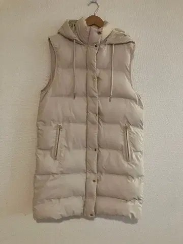 ZARA 후드 부착 베이지 다운 베스트 S 골드 지퍼
