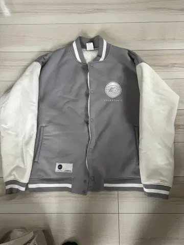 그레이 화이트 바시티 자켓