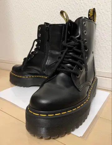 닥터마틴 8홀 통굽 부츠 블랙