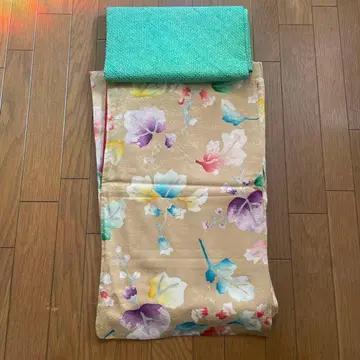 개성 있는 꽃무늬 코몬 기모노 베이지색,  그린 오비 포함