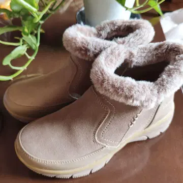 Skechers 베이지 퍼 어그 부츠
