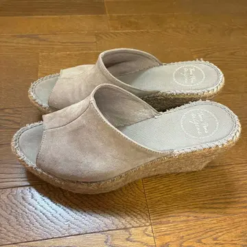 베이지 스웨이드풍 오픈토 샌들