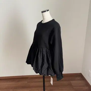 벌룬 슬리브 블랙 상의