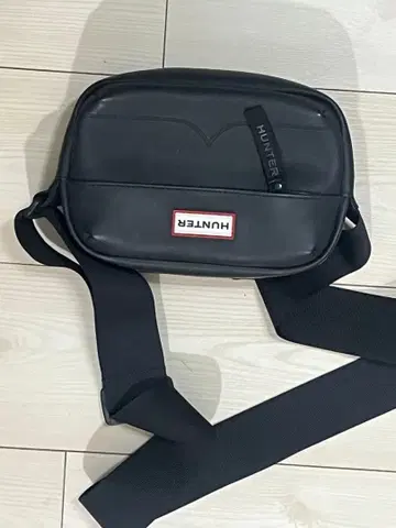 HUNTER 러버라이즈 미니 크로스 바디