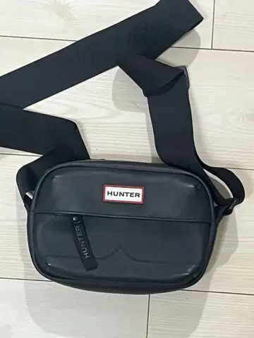 HUNTER 러버라이즈 미니 크로스 바디
