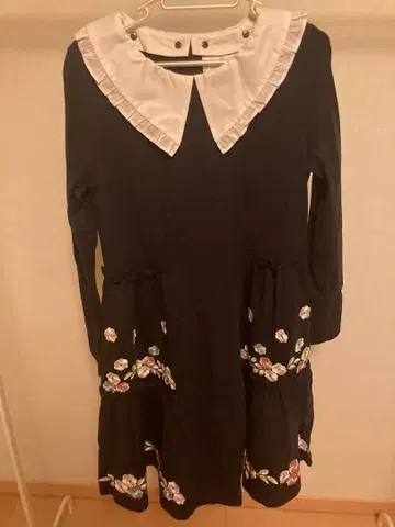 Chosty 네이비 프릴 옷깃 원피스