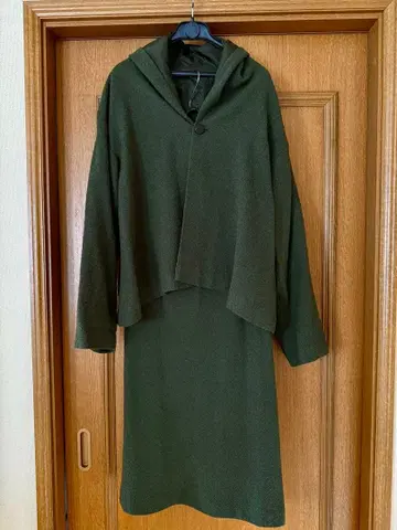 요건 레일 울 실크 소재 올리브 그린 셋업