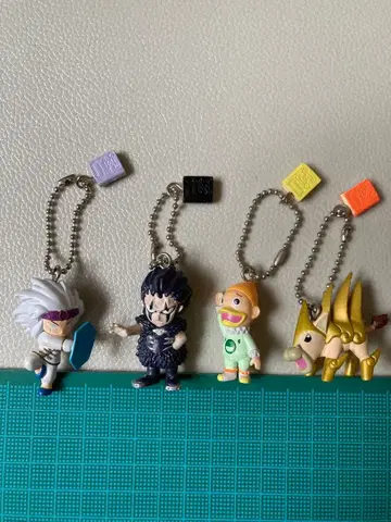 골드 컬러의 갓슈벨 캐릭터 키링 세트 4체