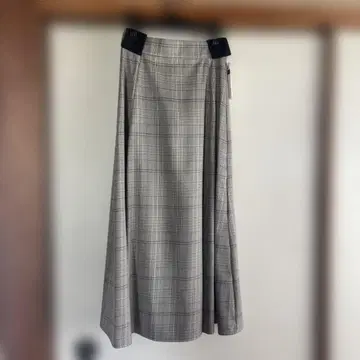 체크 무늬 플레어 롱 스커트