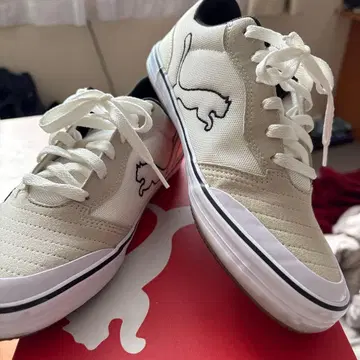 가격 인하 중 PUMA SOFTFOAM+ 화이트/블랙스니커즈