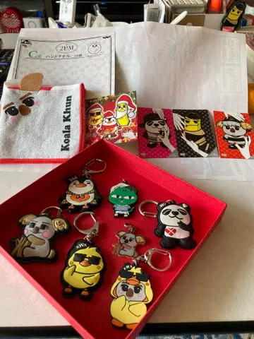 2PM 키링 세트와 포스터