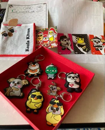 2PM 키링 세트와 포스터