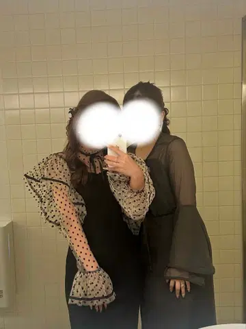 사진 왼쪽 드레스