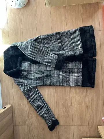 그레이 계열 체크 무늬 롱 코트