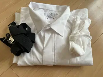 화이트 포멀 셔츠와 부속품.