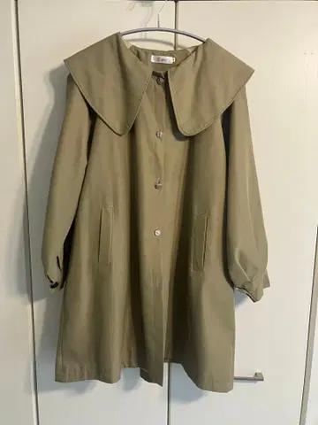 커다란 옷깃이 포인트인 트렌치