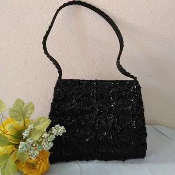 비즈 장식 블랙 숄더백