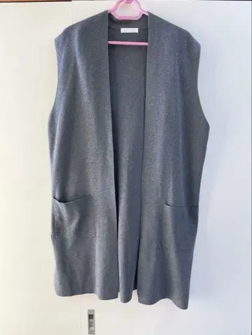 DRESKIP 다크 그레이 베스트 2포켓 슬릿 포함