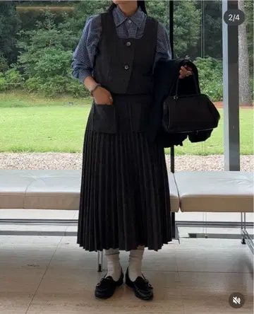 다크 그레이 플리츠 스커트 셋업