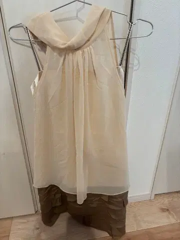 슬리브리스 쉬폰 원피스 베이지 드레스