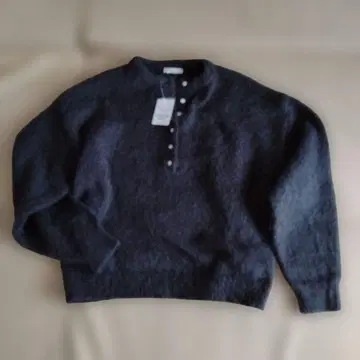 버튼 달린 니트