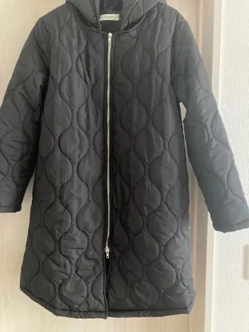 후드 부착 블랙 퀼팅 자켓