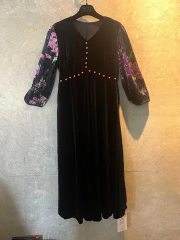 [미사용 새상품 한국] 플라워 프린트 긴팔 벨벳 원피스