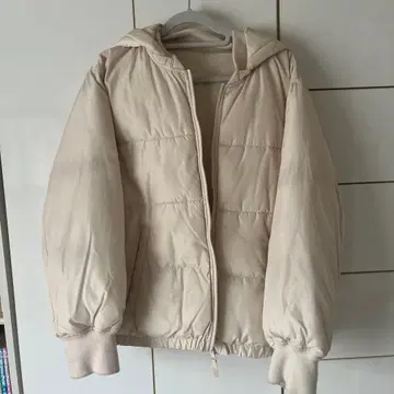 베이지 후드 부착 다운 자켓