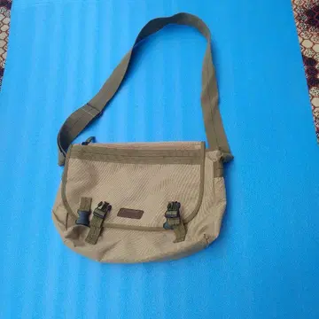 콜맨 숄더 숄더백 브라운