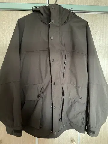 다크 브라운 마운틴 후드티 후드 부착