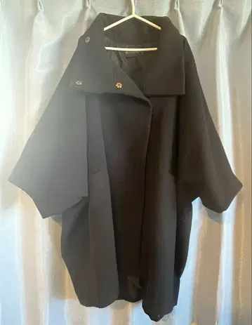 kOhAKU 스탠드 카라 판초 디자인 코트