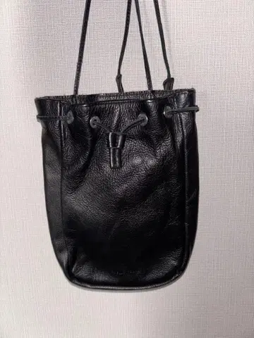 PUBLIC TOKYO 블랙 가죽 복조리형 숄더백