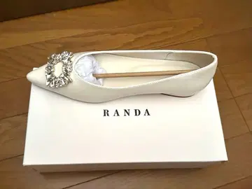 RANDA 화이트 스틸레토 플랫슈즈 비슈