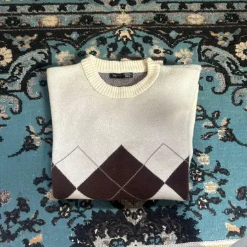 아이보리와 브라운 니트 스웨터