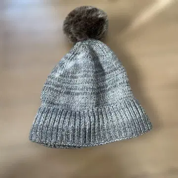 그레이 폼폼 포함 니트 모자