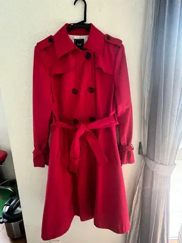 빨간색 트렌치코트 허리 벨트 포함