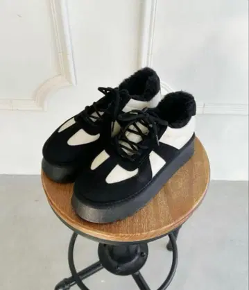 미사용 새상품 무스탕 라이크 통굽 스니커즈