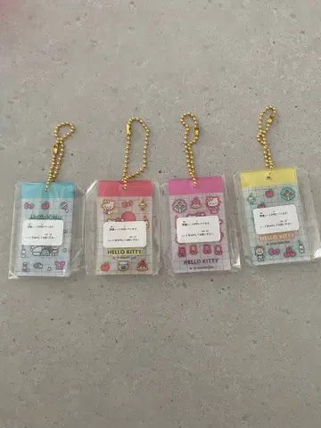 HELLO KITTY 씰풍 아크릴 키체인 4개 세트