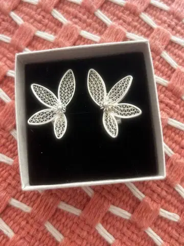 꽃잎형 시스루 디자인 귀걸이