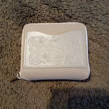 새상품 그레이스 콘티넨탈 카빙 트라이브스 접이식 지갑