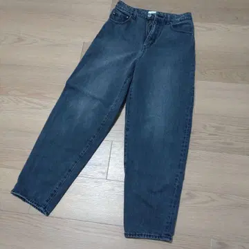 [ 새상품급 ] AZUL by moussy 테이퍼드 벌룬 블랙 청바지