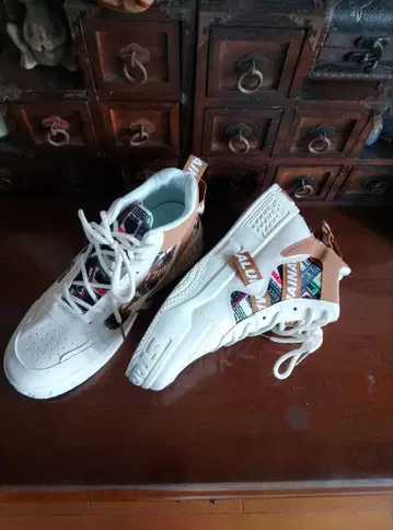 초격열 새상품 남성용 아웃도어 화이트 하이컷 스니커즈