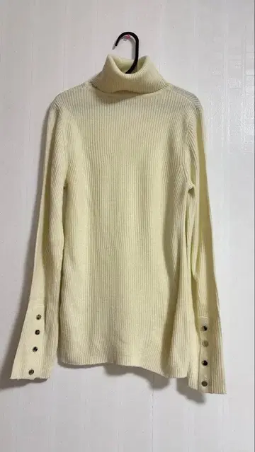 WELINOA 버튼 포함 리브 터틀 니트 아이보리