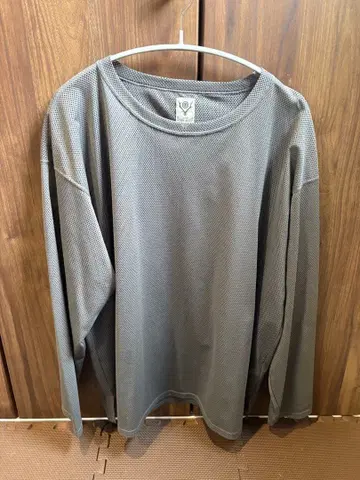 메쉬 소재 그레이 긴팔 티셔츠